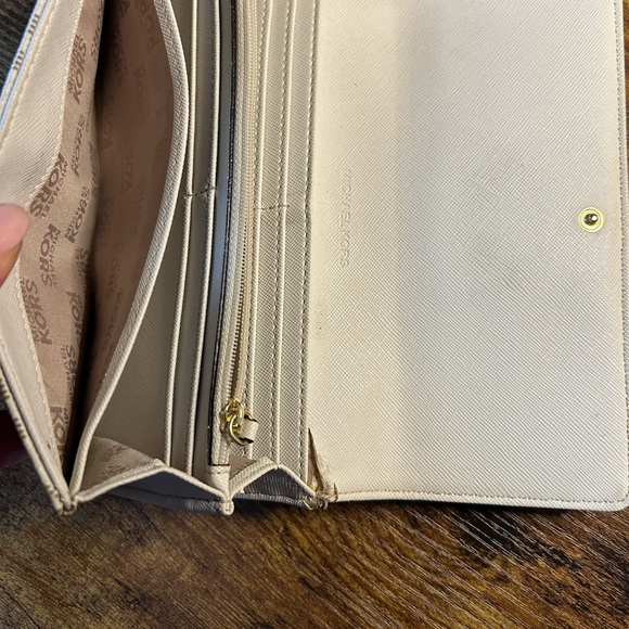 Michael Kors wallet - Picture 4 of 6